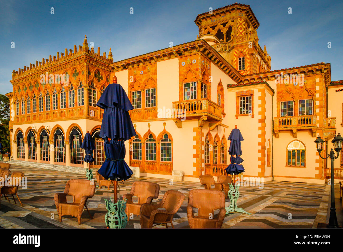 Würde ca'Zan, das venezianische Villa von John und Mable Ringling, auf dem Gelände das Ringling Museum of Art in Sarasota, FL Stockfoto Würde ca'Zan, das venezianische Villa von John und Mable Ringling, auf dem Gelände das Ringling Museum of Art in Sarasota, FL Stockfoto