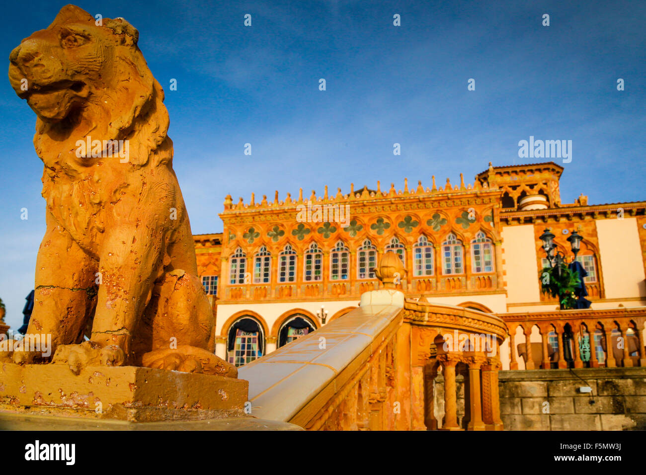 Sentry Löwen wachen Ca würde ' Zan, das venezianische Villa von John und Mable Ringling, das Ringling Museum of Art in Sarasota, FL Stockfoto Sentry Löwen wachen Ca würde ' Zan, das venezianische Villa von John und Mable Ringling, das Ringling Museum of Art in Sarasota, FL Stockfoto