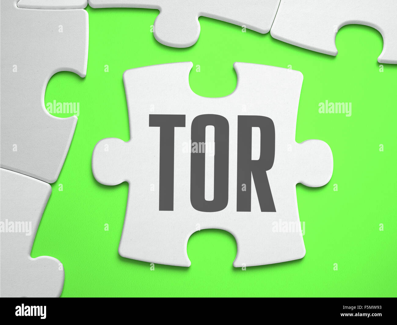 TOR - Onion Router - Puzzle mit fehlenden Teile. Hellen grünen Hintergrund. Closeup. 3D Illustration. Stockfoto