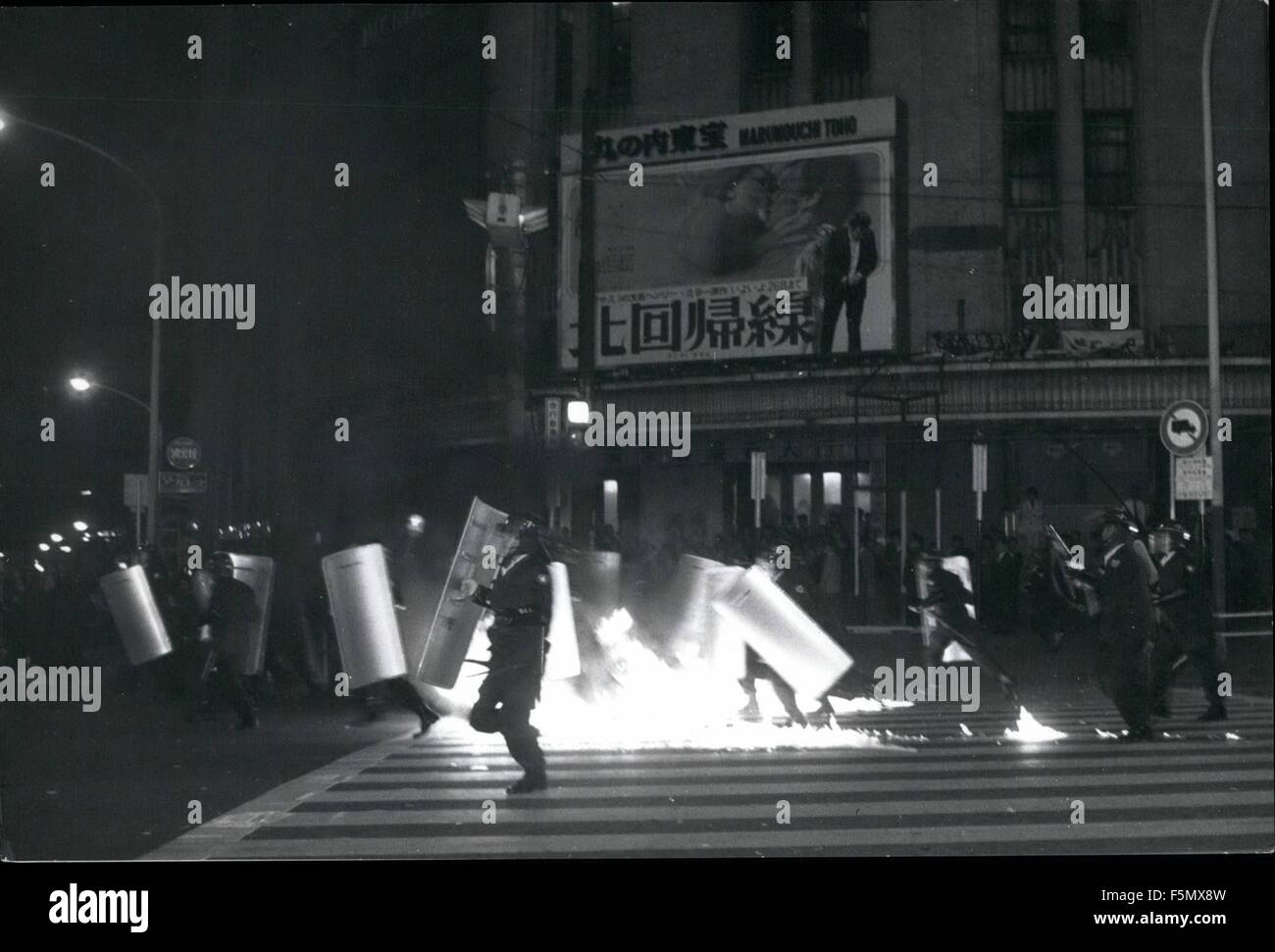 1980 - Unruhen In Tokio über Okinawa Vereinbarung. Militanter Jugendgruppen weiterhin in Tokio aus Protest gegen die Verabschiedung des Abkommens Okinawa Rückfall vergingen die regierende Partei in das Repräsentantenhaus zu wüten. Militanter Jugendgruppen gegen das Abkommen, weil die Insel in Japan mit US-Militärbasen intakt zurückgeführt wurde. Foto:-Tokyo Aufruhr Polizisten Aufladen durch Flammen vor der Explosion Molotow-Cocktails geschleudert, um dann nach Ausschreitungen Studenten in Yurakucho, im Zentrum der Stadt, als sie die fliehenden Demonstranten jagen. (Kredit-Bild: © Keystone Bilder USA/ZUMAPRESS.c Stockfoto