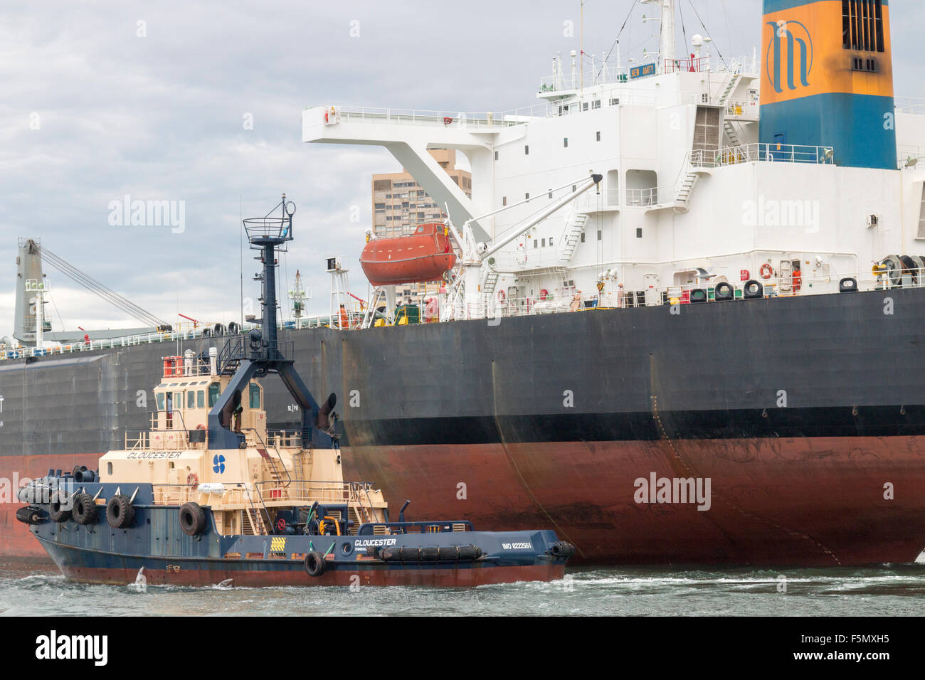 Hafen von Sydney, Öltanker, New Amity, Führung vorbei an der hafenbrücke von sydney mit Schleppbooten, Sydney, Australien Stockfoto