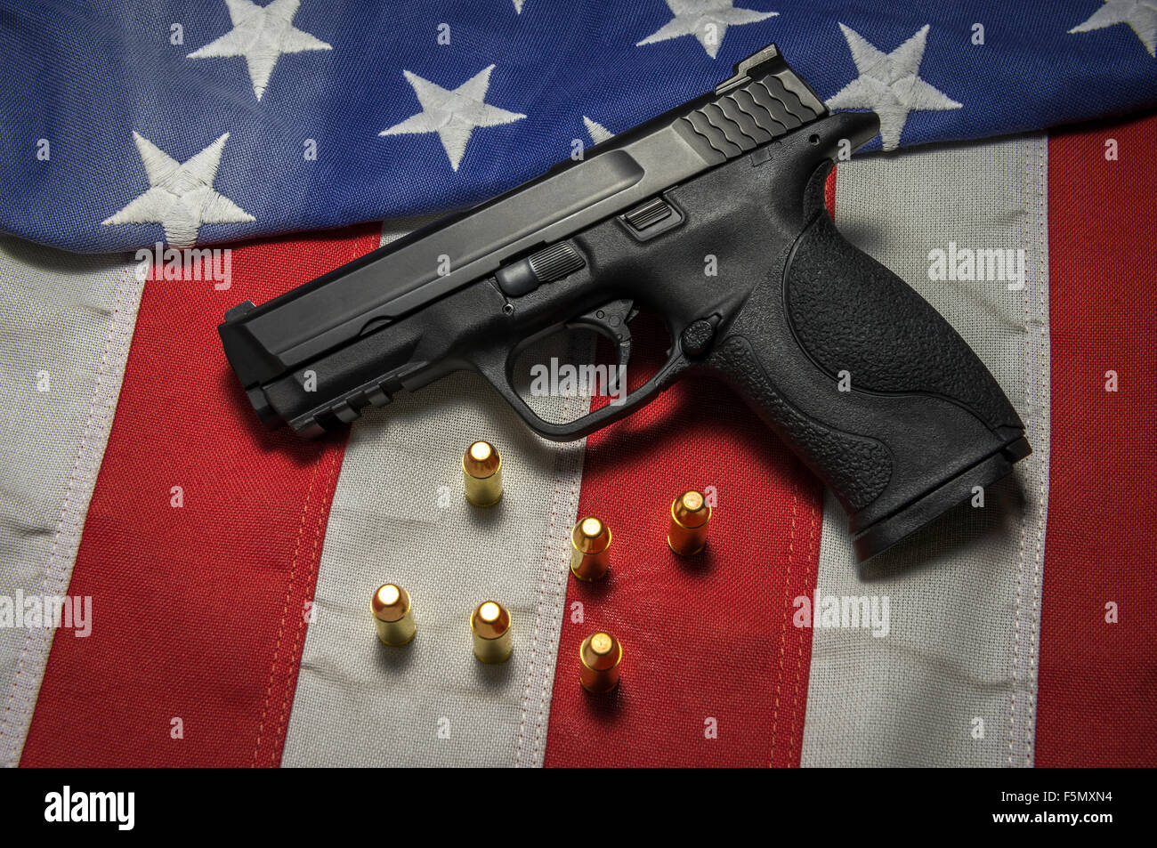 Hand gun mit amerikanischer Flagge Stockfoto