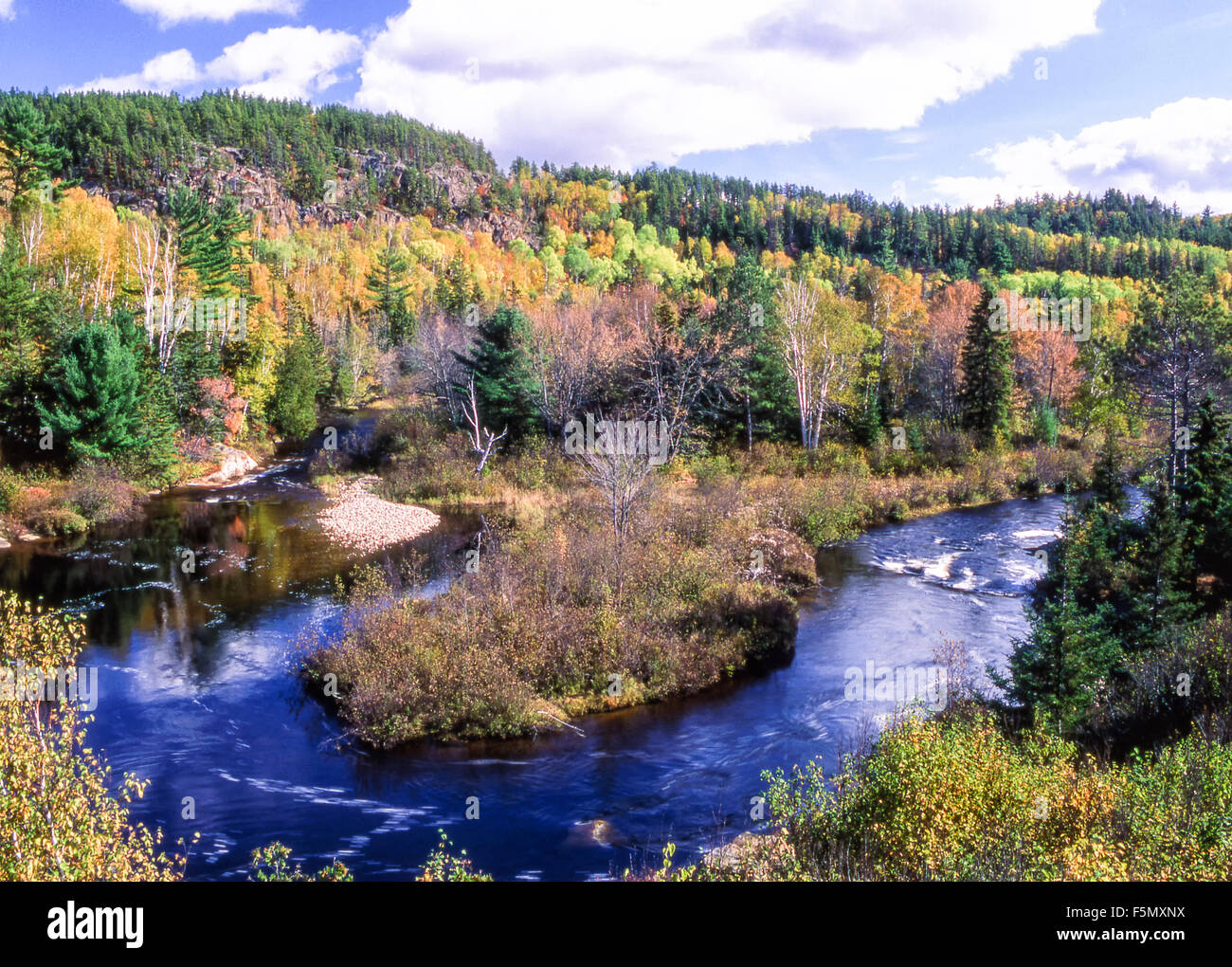 Herbst Onaping Fluss, City of Greater Sudbury, Ontario, Kanada. Stockfoto