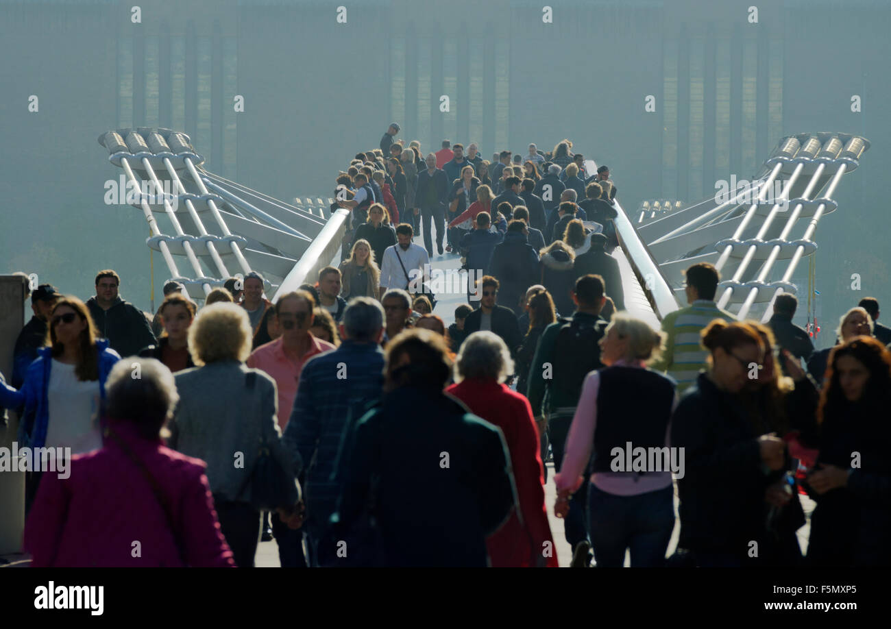 Millenium Bridge, Massen auf Brücke, Menschen auf der Brücke Stockfoto