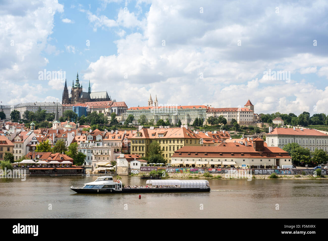 Prag-Tschechische Republik-Panorama. Die Prager Burg im Hintergrund mit dem Rest der alten Stadt. Stockfoto