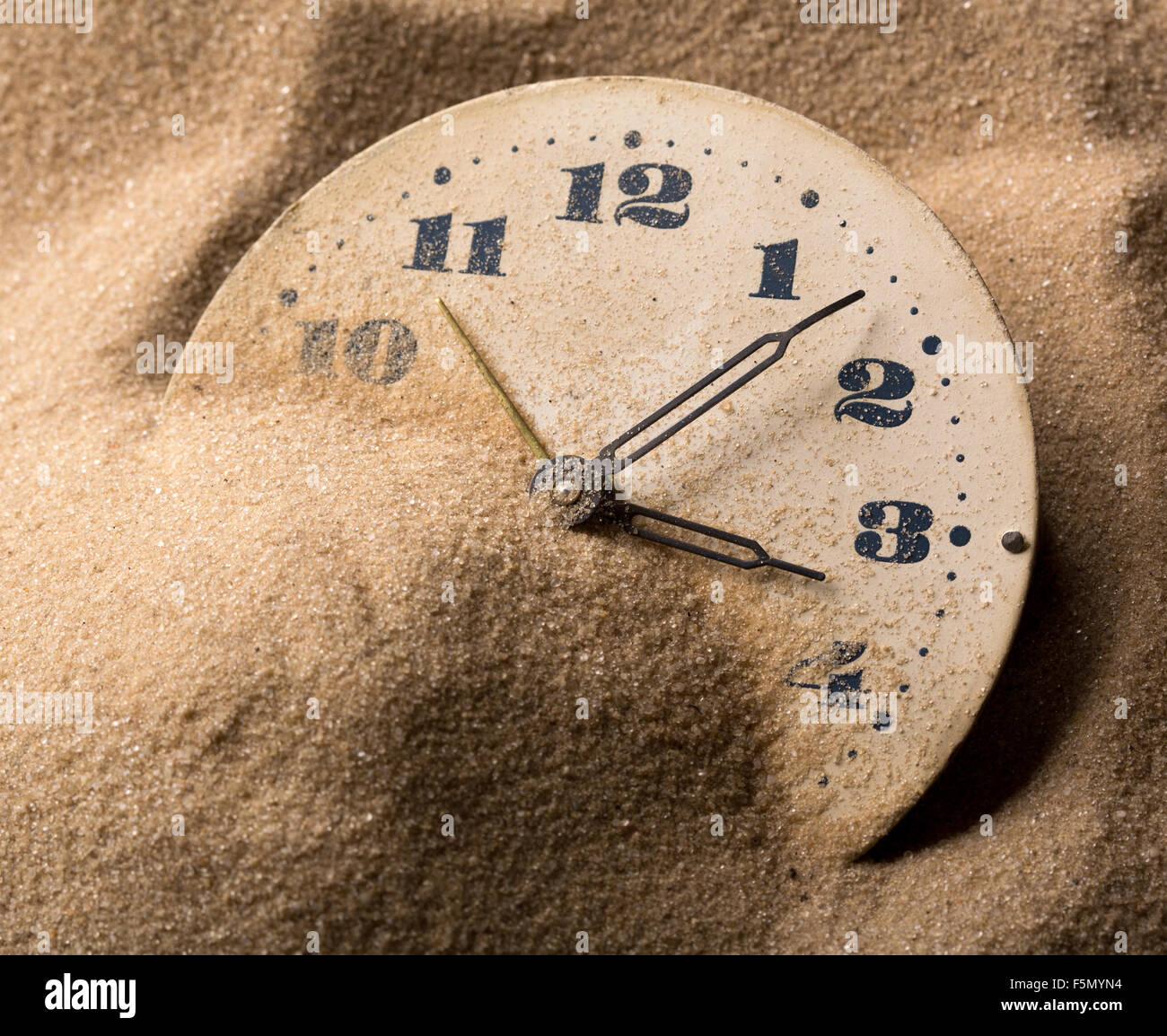 Altes Gesicht der Uhr im sand Stockfoto