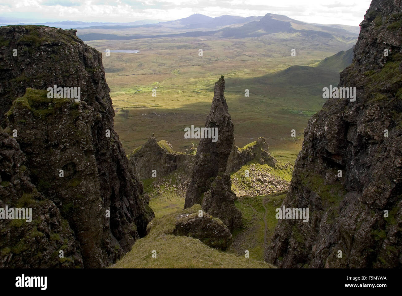 14. November 2005; Skye, Schottland; Die Quirang Felsformation. Der Erdrutsch bei der Quirang ist die größte Massenbewegung Folie in Großbritannien, über 2km in der Breite (in der Nähe von the Old Man der Stor) erweitern. Die Isle Of Skye, normalerweise gewußt einfach als Skye (ein t-Eilean Sgitheanach in Schottisch-Gälisch) ist die größte und nördlichste Insel der Inneren Hebriden in Schottland. Skye ist die zweitgrößte Insel in Schottland nach Lewis und Harris. Die Insel hat einige der dramatischsten und anspruchsvolle Berglandschaft in Schottland, darunter die Cuillin sowie ein reiches Erbe der antiken Denkmäler, Burgen, und Stockfoto