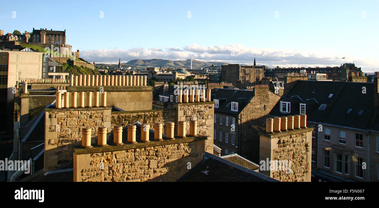 Edinburgh, Schottland. 15. Sep, 2007. Edinburgh Castle und Schornstein-Stacks auf den Dächern über Prinzessin St. Die Altstadt und Neustadt Bezirke von Edinburgh wurden 1995 zum UNESCO-Weltkulturerbe unter Denkmalschutz. Es gibt mehr als 4.500 denkmalgeschützte Gebäude innerhalb der Stadt. Edinburgh ist bekannt für die jährliche Edinburgh Festival und die Hogmanay oder New Years Straßenfest. Edinburgh-Schottisch-Gälisch: Dun Eideann ist die Hauptstadt von Schottland und die zweitgrößte Stadt nach Glasgow, 45 Meilen entfernt im Westen. (Kredit-Bild: © Ruaridh Stewart/ZUMA Press) Stockfoto