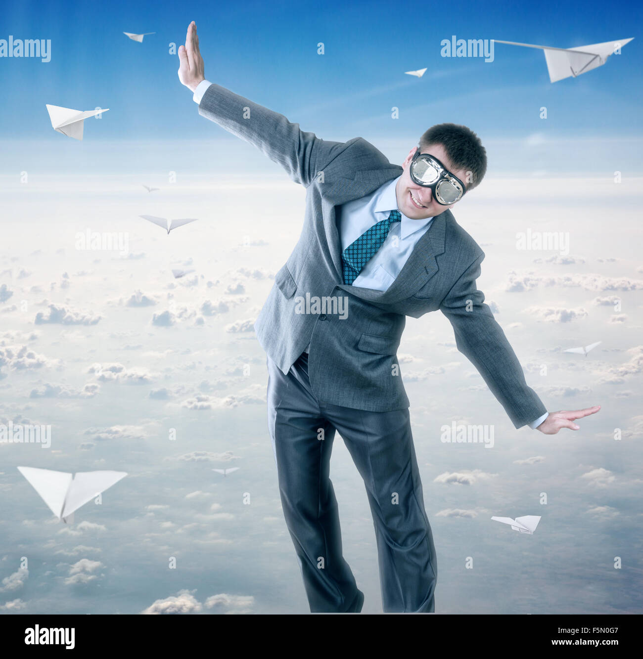 Geschäftsmann mit Papierflieger und tragen Brillen auf Himmelshintergrund isoliert Stockfoto