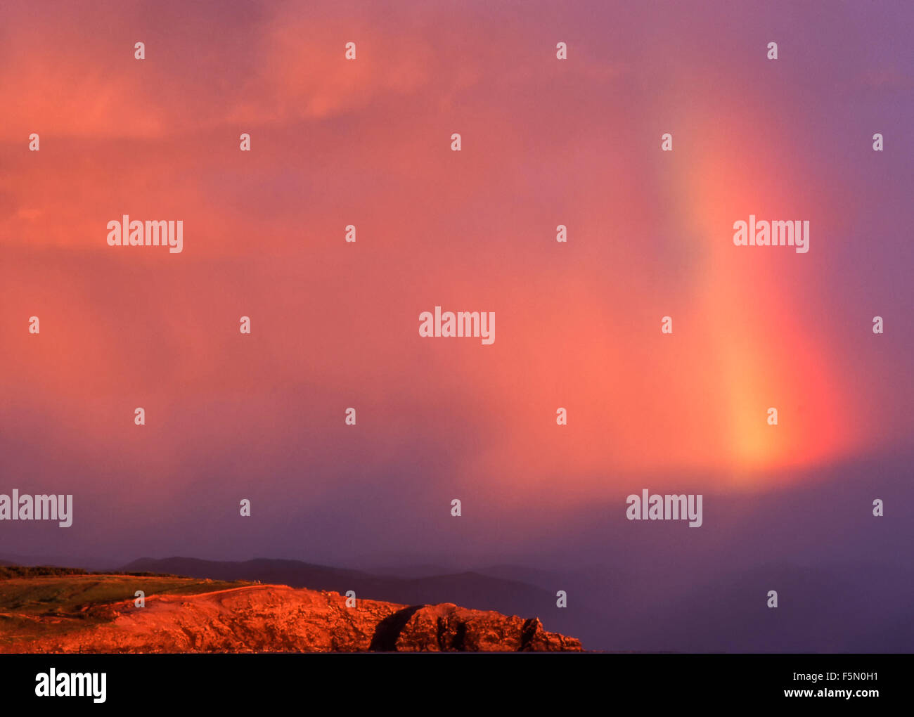 Regenbogen im stürmischen Himmel, Bonne Bay, Gros Morne National Park, Neufundland, Kanada Stockfoto