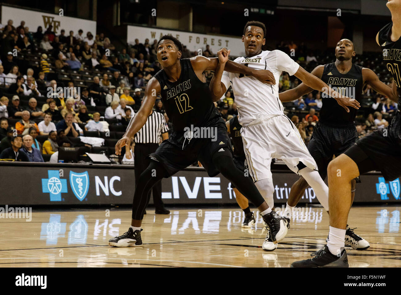 Winston-Salem, NC, USA. 6. November 2015. Greg McClinton (11) der Wake Forest Demon Deacons und James Murray-Boyles (12) der UNC Pembroke Braves Schlacht für die Erholung in der ersten Hälfte der NCAA Basketball-Ausstellung zwischen den UNC Pembroke Braves und Wake Forest Demon Deacons LJVM Coliseum in Winston-Salem, North Carolina. Scott Kinser/CSM/Alamy Live-Nachrichten Stockfoto