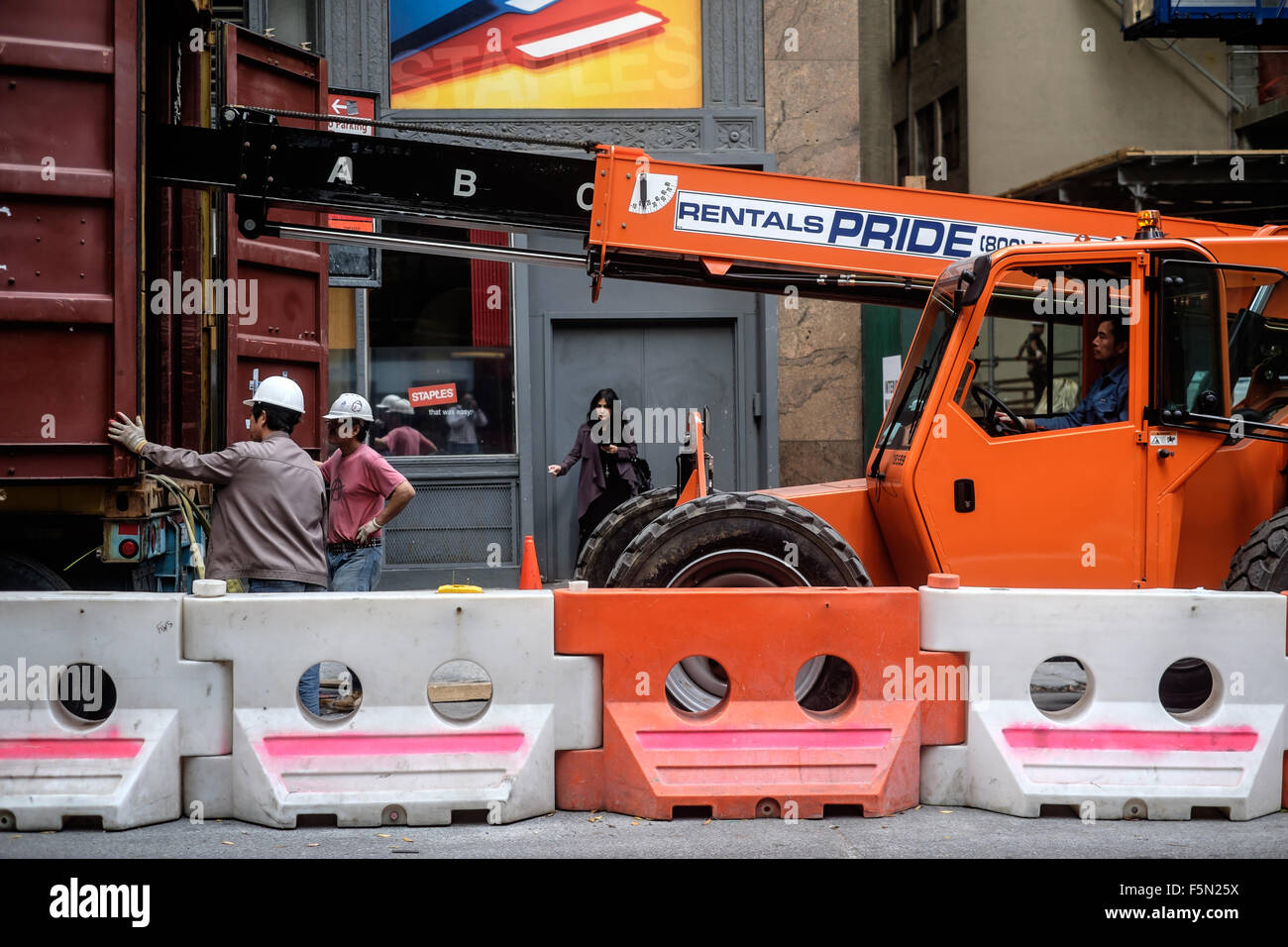 New York City, New York, USA.  11. November 2015: Bauarbeiter entladen Fracht aus einem LKW. Stockfoto