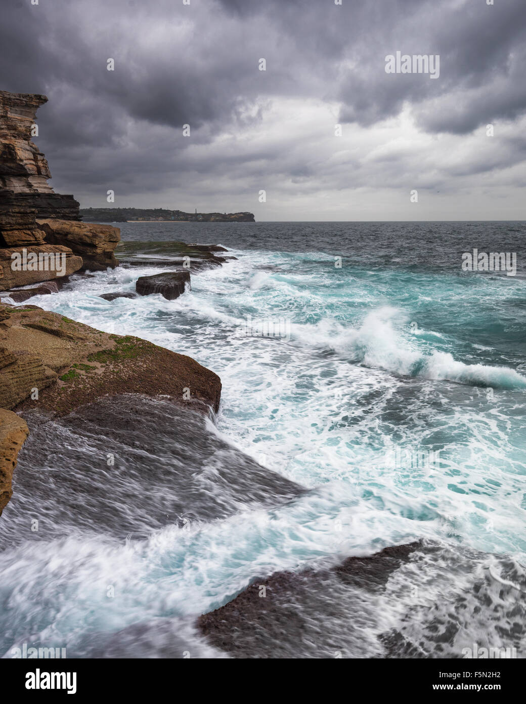 Stürmischen Ozean in Sydney mit grauen Wolken und Unsert Meer mit weißem Schaum und Cyan Farbe Stockfoto