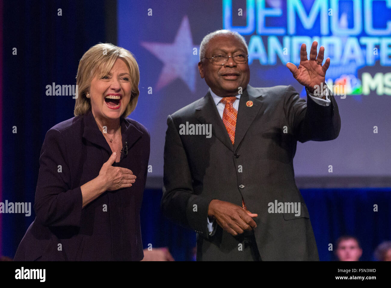 Rock Hill, South Carolina, USA. 6. November 2015. Demokratischen Präsidentschaftskandidaten Hillary Rodham Clinton mit Host Rep James Clyburn nach dem ersten im Süden Kandidaten Forum im Byrnes Auditorium an der Winthrop University 6. November 2015 in Rock Hill, South Carolina. Stockfoto