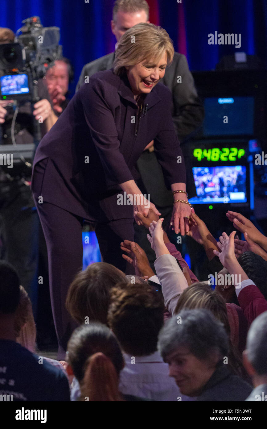 Rock Hill, South Carolina, USA. 6. November 2015. Demokratischen Präsidentschaftskandidaten Hillary Rodham Clinton grüßt Anhänger nach dem ersten im Süden Kandidaten Forum im Byrnes Auditorium an der Winthrop University 6. November 2015 in Rock Hill, South Carolina. Stockfoto