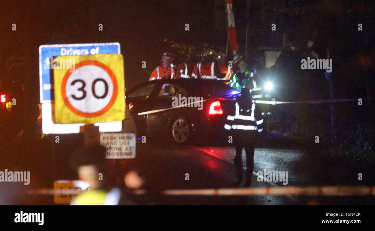 Liss, Hampshire, UK. 6. November 2015. South West Trains Liniendienste Haslemere und Havant wurden abgesagt wegen Behinderung durch ein Hindernis auf der Strecke zwischen Haslemere und Petersfield gedacht alle Linien blockierte Rail Passagiere konfrontiert Reisechaos am Freitagabend waren als ein Bahnübergang Zwischenfall mit einem Zug und Fahrzeug führte zur Linie zwischen Haslemere und Havant blockiert wird. Zugverbindungen zwischen Haslemere und Petersfield wurden abgesagt, um bis zu 60 Minuten verzögert oder über Eastleigh umgeleitet. Bildnachweis: Uknip/Alamy Live-Nachrichten Stockfoto