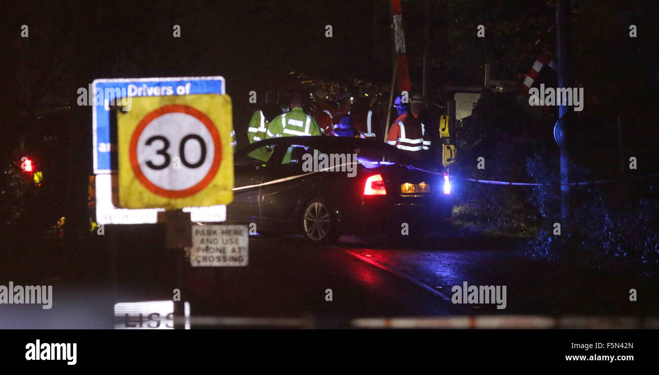 Liss, Hampshire, UK. 6. November 2015. South West Trains Liniendienste Haslemere und Havant wurden abgesagt wegen Behinderung durch ein Hindernis auf der Strecke zwischen Haslemere und Petersfield gedacht alle Linien blockierte Rail Passagiere konfrontiert Reisechaos am Freitagabend waren als ein Bahnübergang Zwischenfall mit einem Zug und Fahrzeug führte zur Linie zwischen Haslemere und Havant blockiert wird. Zugverbindungen zwischen Haslemere und Petersfield wurden abgesagt, um bis zu 60 Minuten verzögert oder über Eastleigh umgeleitet. Bildnachweis: Uknip/Alamy Live-Nachrichten Stockfoto