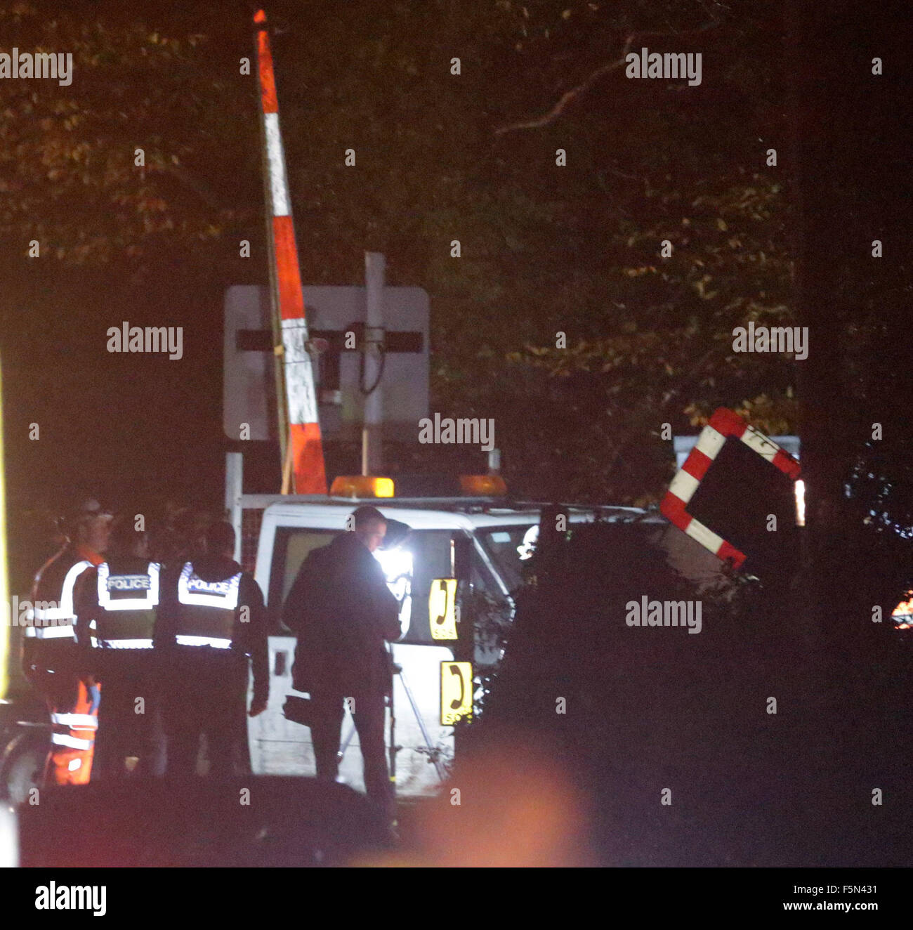 Liss, Hampshire, UK. 6. November 2015. South West Trains Liniendienste Haslemere und Havant wurden abgesagt wegen Behinderung durch ein Hindernis auf der Strecke zwischen Haslemere und Petersfield gedacht alle Linien blockierte Rail Passagiere konfrontiert Reisechaos am Freitagabend waren als ein Bahnübergang Zwischenfall mit einem Zug und Fahrzeug führte zur Linie zwischen Haslemere und Havant blockiert wird. Zugverbindungen zwischen Haslemere und Petersfield wurden abgesagt, um bis zu 60 Minuten verzögert oder über Eastleigh umgeleitet. Bildnachweis: Uknip/Alamy Live-Nachrichten Stockfoto