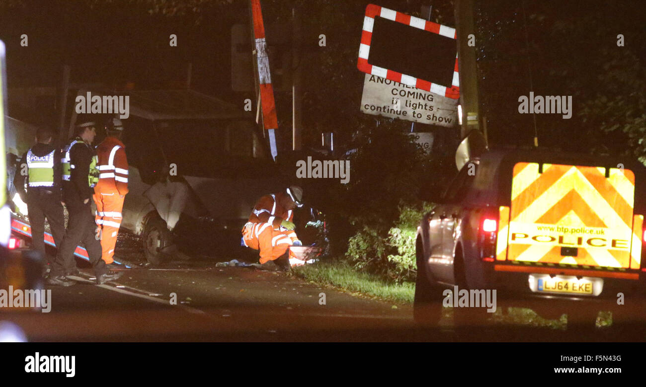 Liss, Hampshire, UK. 6. November 2015. South West Trains Liniendienste Haslemere und Havant wurden abgesagt wegen Behinderung durch ein Hindernis auf der Strecke zwischen Haslemere und Petersfield gedacht alle Linien blockierte Rail Passagiere konfrontiert Reisechaos am Freitagabend waren als ein Bahnübergang Zwischenfall mit einem Zug und Fahrzeug führte zur Linie zwischen Haslemere und Havant blockiert wird. Zugverbindungen zwischen Haslemere und Petersfield wurden abgesagt, um bis zu 60 Minuten verzögert oder über Eastleigh umgeleitet. Bildnachweis: Uknip/Alamy Live-Nachrichten Stockfoto