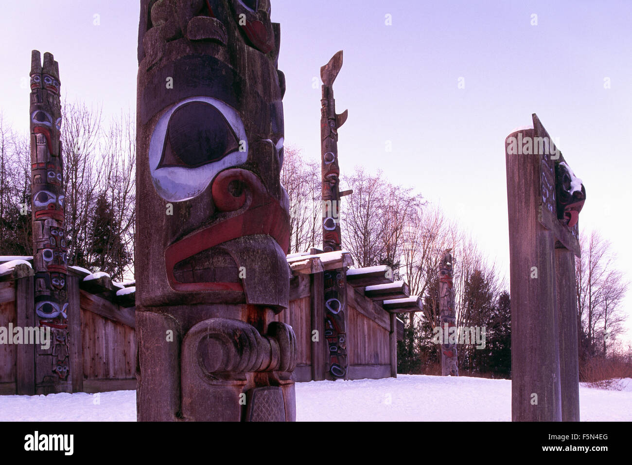 Haida Totempfähle & Häuser Planke am Museum of Anthropology, University of British Columbia (UBC), Vancouver, BC, Kanada, Winter Stockfoto