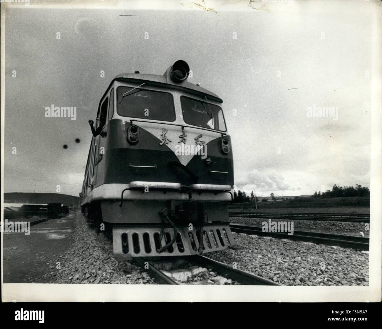 1962 - Foto von Henry Angelo - Castrillion: Mheya, Tansania unterwegs, am Bahnhof Mbeya in Tansania, die '' großen Uhru Eisenbahn '' powered by zwei 2.000 Hp Chinesisch "der Osten ist rot Lokomotiven '', entgegnet kostenpflichtig gebaut von 70.000.000, die große Uhuru Railway eine wichtige Lind, Binnenstaat Sambia mit Dar Es Salaam auf der Küste des Indischen Ozeans bietet, die Gesamtlänge der Eisenbahn beträgt 1.860. KMS. Chinesische Inschrift besagt "der Osten ist rot" © Keystone Bilder USA/ZUMAPRESS.com/Alamy Live News Stockfoto