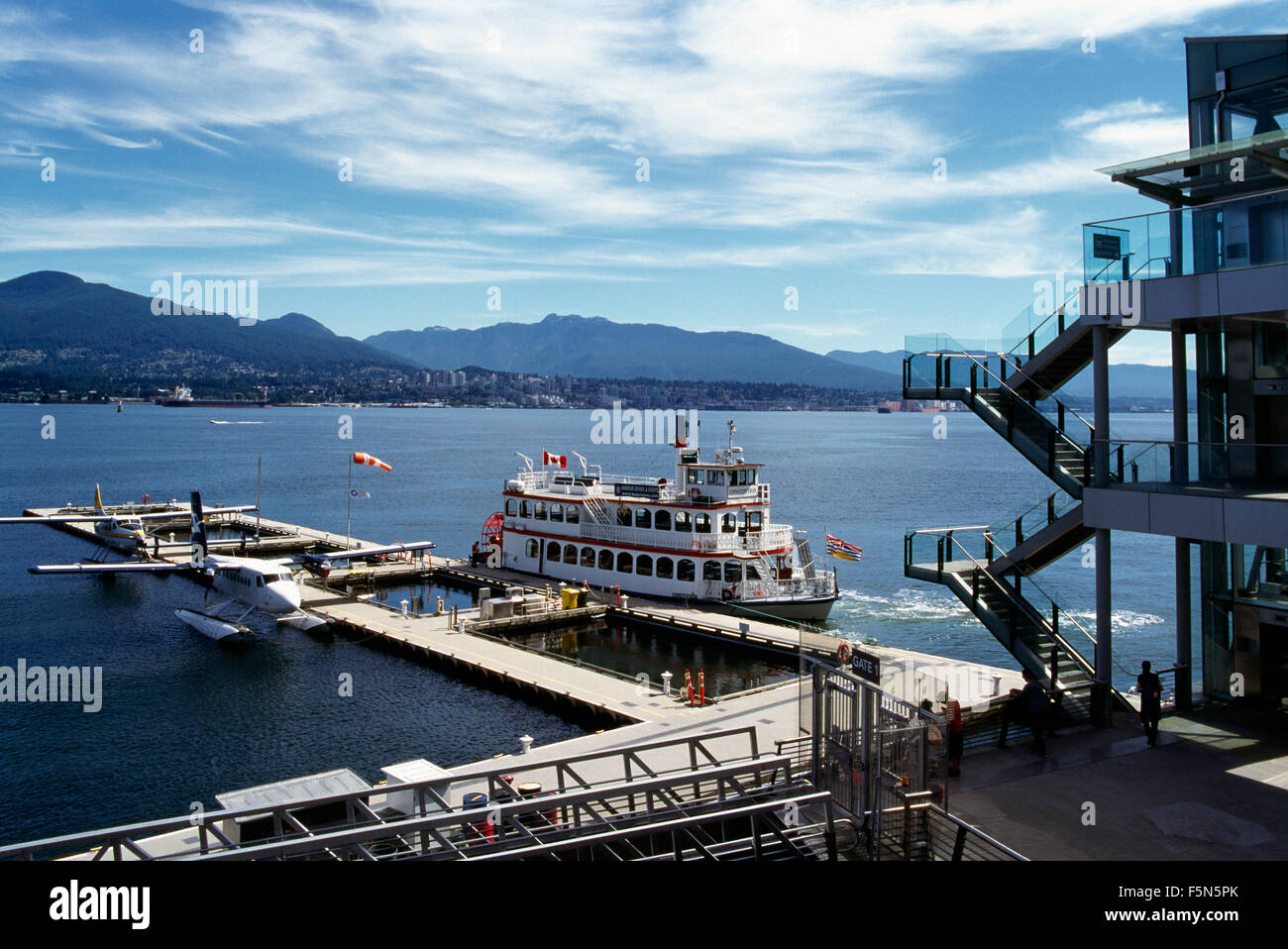 Vancouver, BC, Britisch-Kolumbien, Kanada - Raddampfer und Wasserflugzeug angedockt an Vancouver Harbour Flight Centre in Coal Harbour Stockfoto