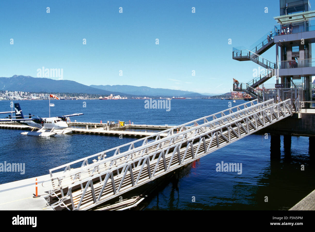 Vancouver, BC, Britisch-Kolumbien, Kanada - Rampe zum Wasserflugzeug angedockt an Vancouver Harbour Flight Centre in Coal Harbour Stockfoto Vancouver, BC, Britisch-Kolumbien, Kanada - Rampe zum Wasserflugzeug angedockt an Vancouver Harbour Flight Centre in Coal Harbour Stockfoto