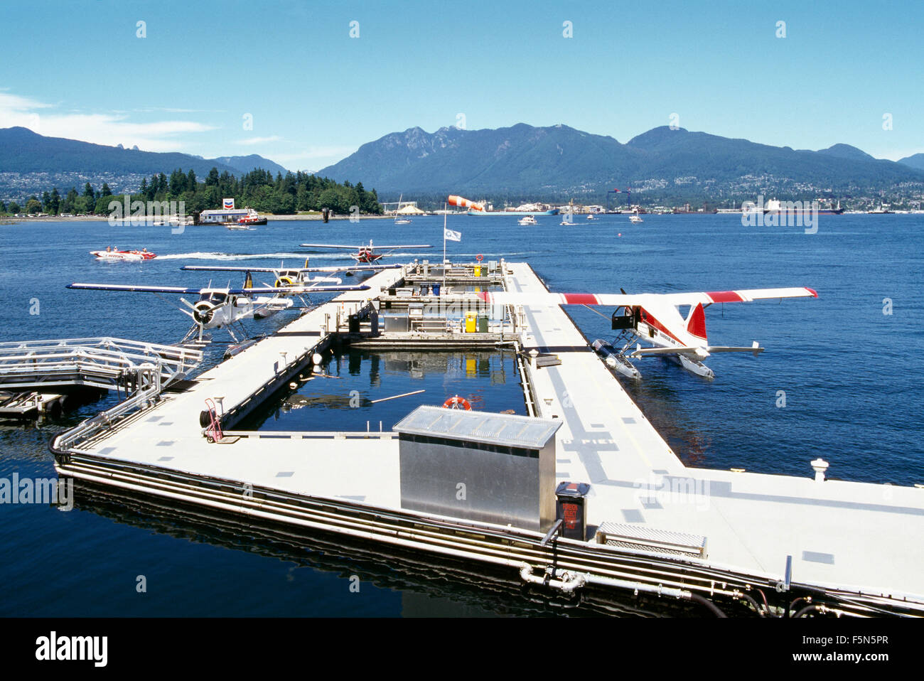 Vancouver, BC, Britisch-Kolumbien, Kanada - Wasserflugzeug angedockt an Vancouver Harbour Flight Centre in Coal Harbour Stockfoto Vancouver, BC, Britisch-Kolumbien, Kanada - Wasserflugzeug angedockt an Vancouver Harbour Flight Centre in Coal Harbour Stockfoto