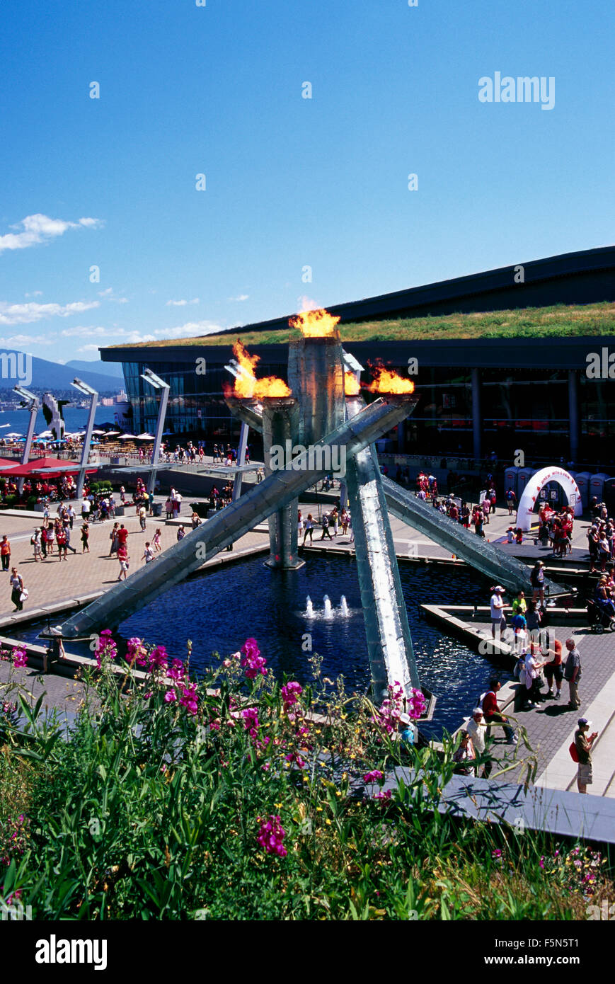 Jack Poole Plaza, Vancouver, BC, Britisch-Kolumbien, Kanada - Olympic Cauldron beleuchtet für Kanada Day Celebration (1. Juli) Stockfoto