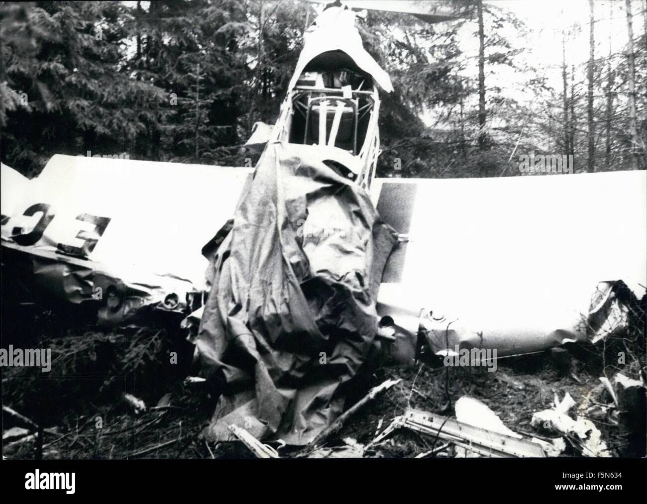 1963 - drei Sportflugzeuge abgestürzt: einer der schwersten Katastrophen der deutschen Sport - Luftfahrt ereignete sich am vergangenen Wochenende (4. / 5.4.) in der Bayer - tschechoslowakischen Grenze. Bei einem Transfer-Flug von Segelflugzeugen von Prag nach Nürnberg stürzte drei Motorsport-Ebenen in Folge des schlechten Wetters. Die drei Piloten sind tot. Die Piloten der befestigten Segelflugzeuge konnten freizulassen und erzwungene Landung rechtzeitig machen. Unsere Bilder zeigen: Recht: das Chashed Flugzeug von Rudolf Arnold aus Rotthalmunster. © Keystone Bilder USA/ZUMAPRESS.com/Alamy Live-Nachrichten Stockfoto