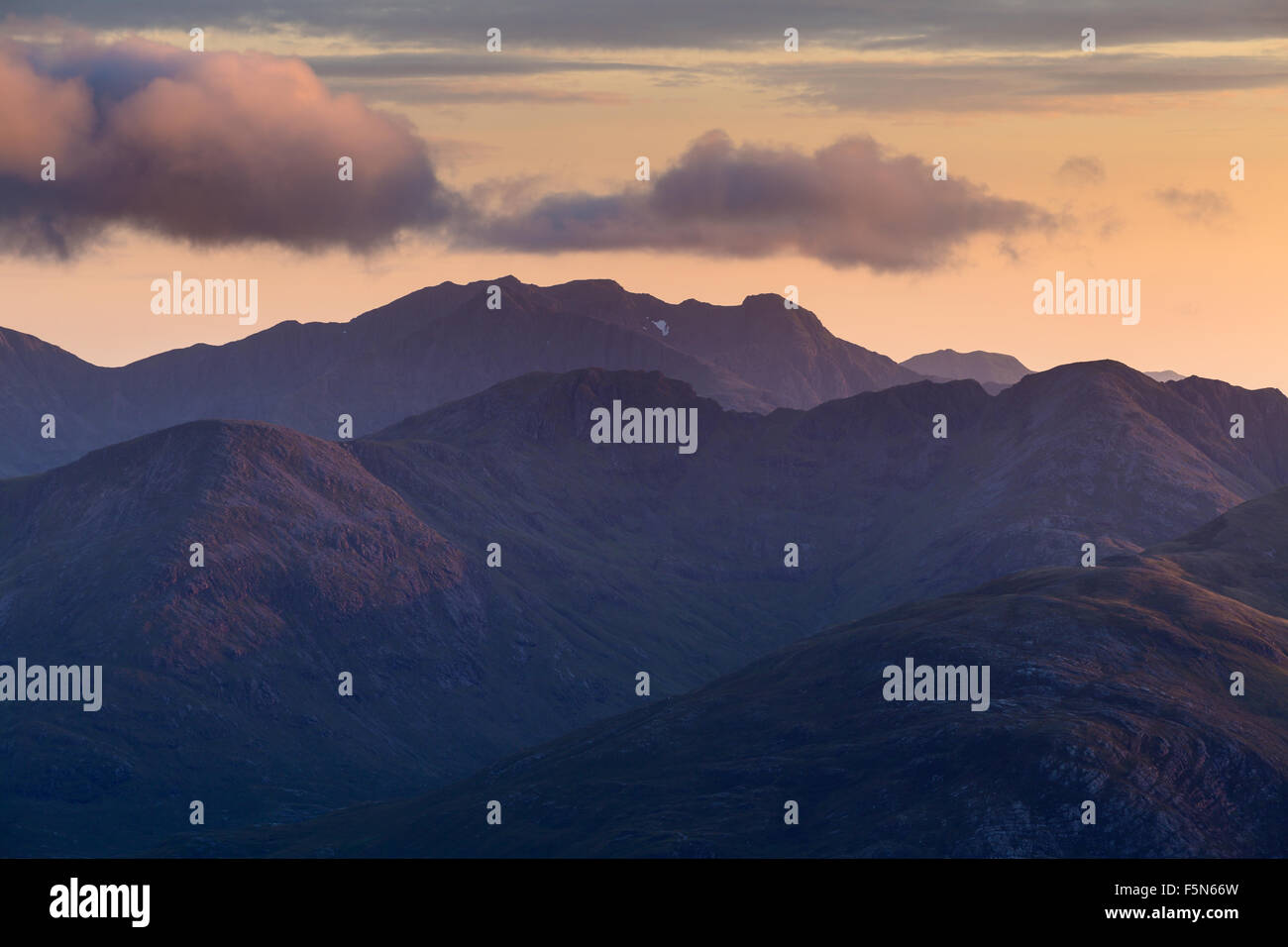 Bidean Nam Bian hinter dem Grat der Aonach Eagach bei Sonnenuntergang, Schottland Stockfoto