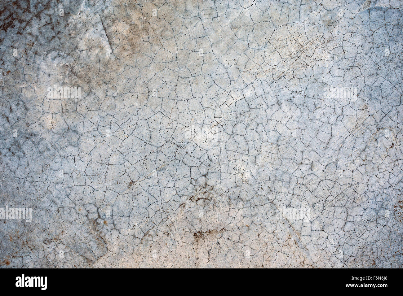 Gebrochene Textur auf Beton durch Salz gemacht. Stockfoto