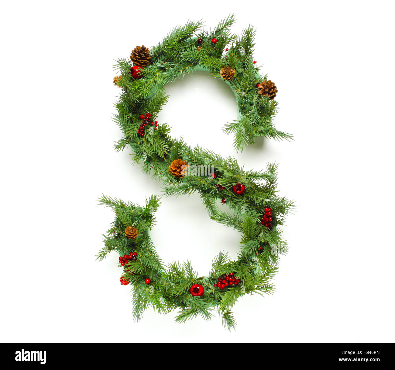 Weihnachten-Buchstaben-Alphabet oder Schriftart gemacht von Tannenzweigen Stockfoto