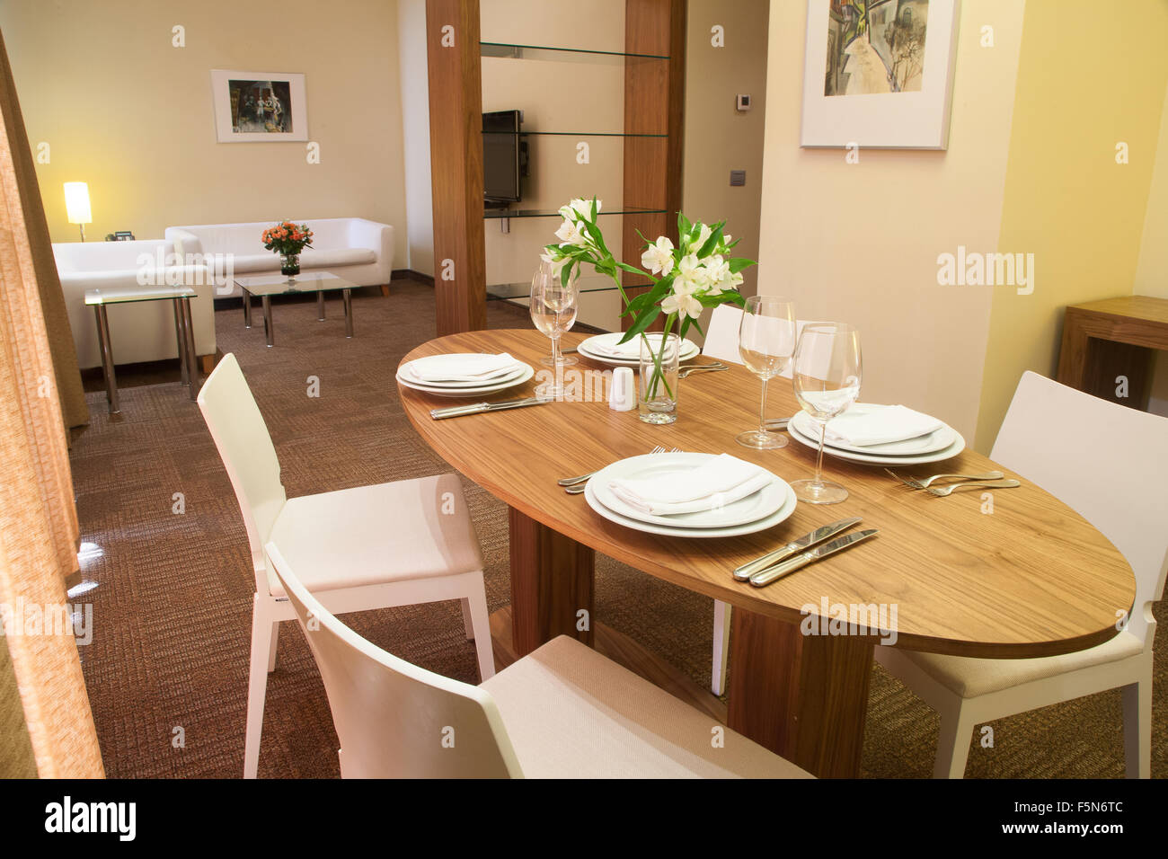 Blume auf Tisch im Hotelzimmer. Stockfoto