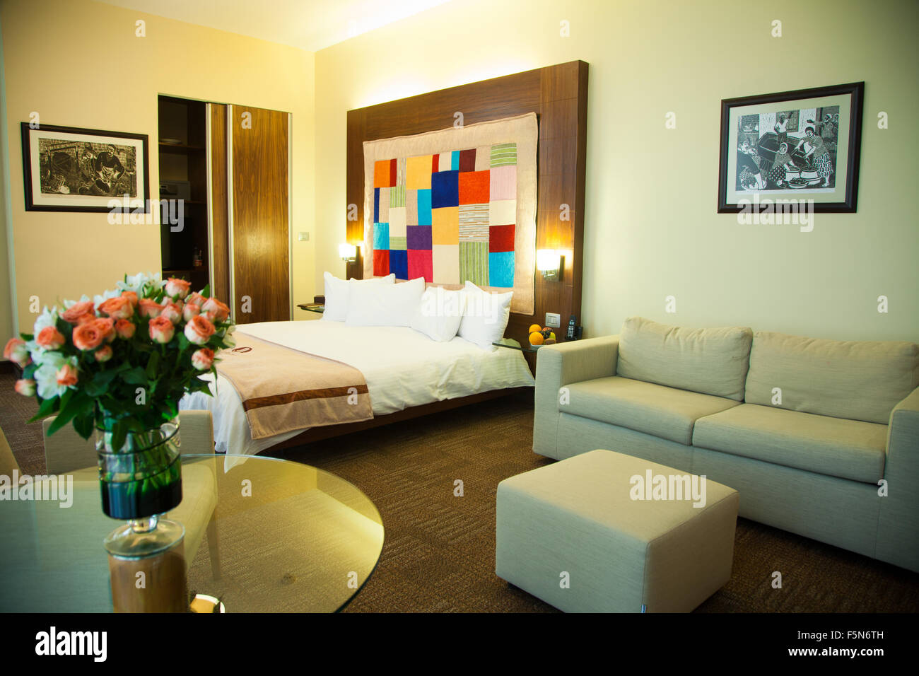 Blume auf Tisch im Hotelzimmer. Stockfoto