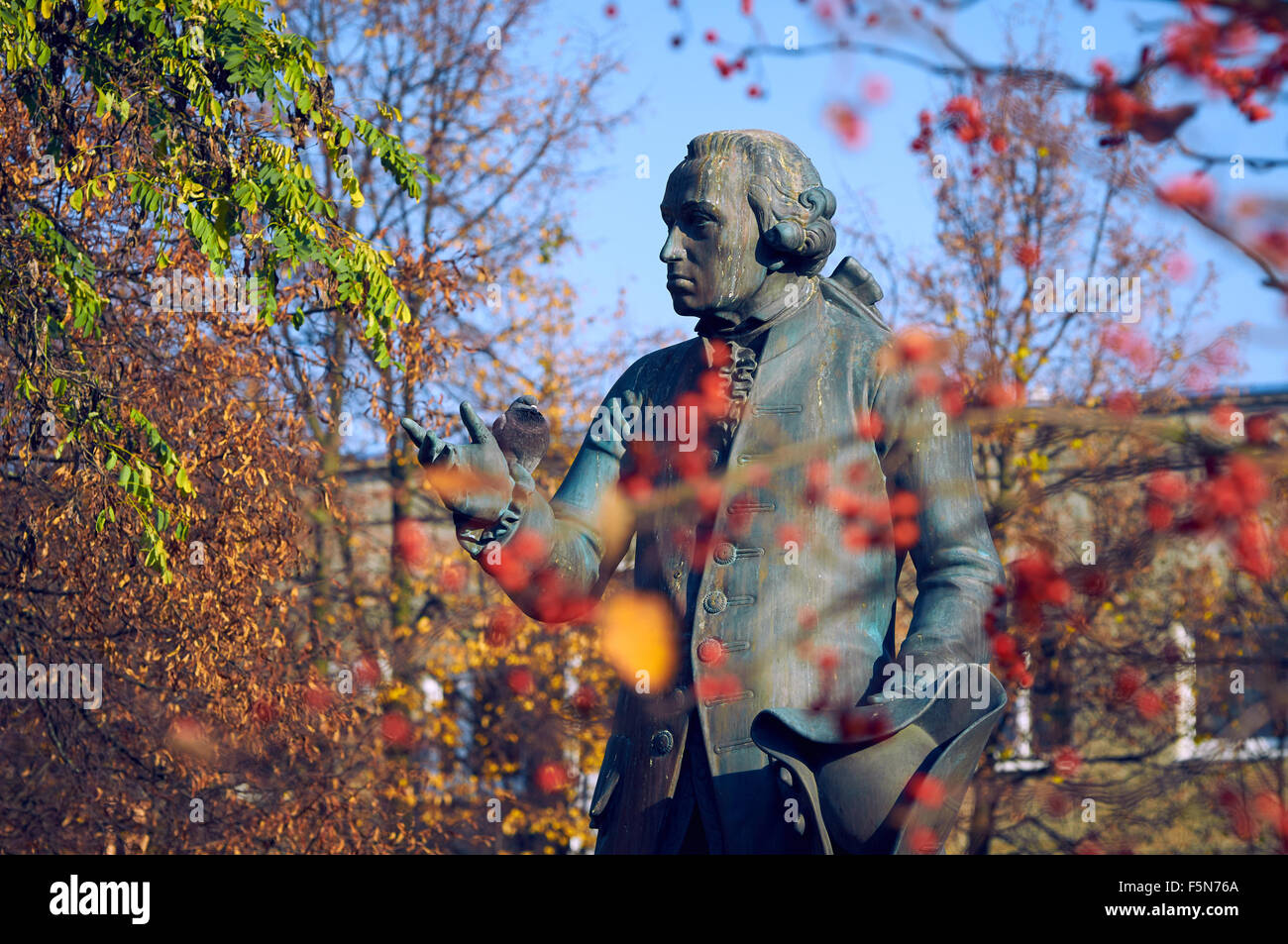KALININGRAD, Russland - 30. Oktober 2015: Denkmal von Immanuel Kant, deutscher Philosoph, Begründer der deutschen klassischen Philosophie. Stockfoto