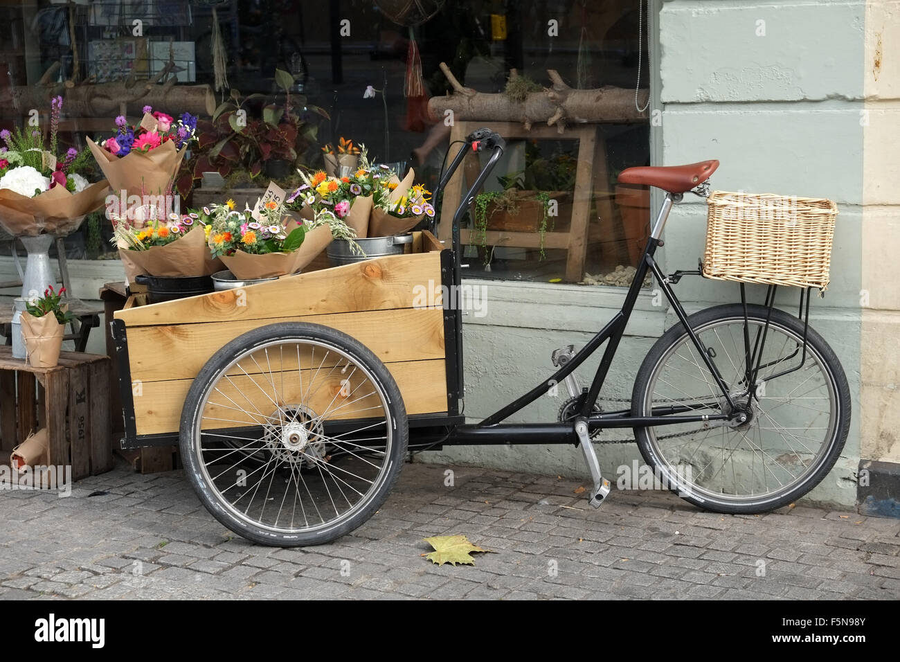 Eine Blume Geschäfte traditionelle Anlieferung Trike, Zyklus basierte Klimaprodukt-Delivery-System. Oktober 2015 Stockfoto