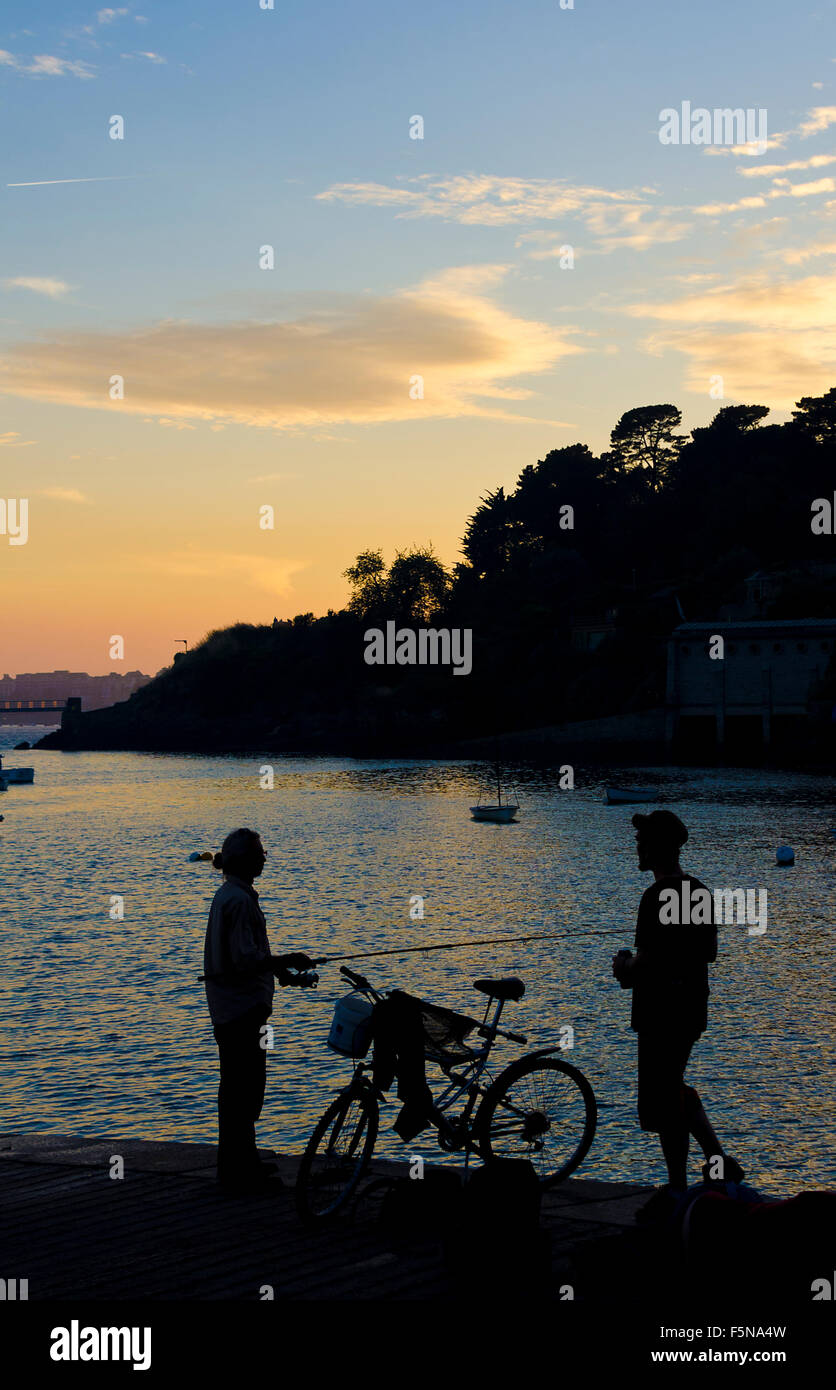 zwei Jugendliche Angeln vom Hafen in der Abenddämmerung Saint-Servan-Saint-Malo-Frankreich Stockfoto zwei Jugendliche Angeln vom Hafen in der Abenddämmerung Saint-Servan-Saint-Malo-Frankreich Stockfoto