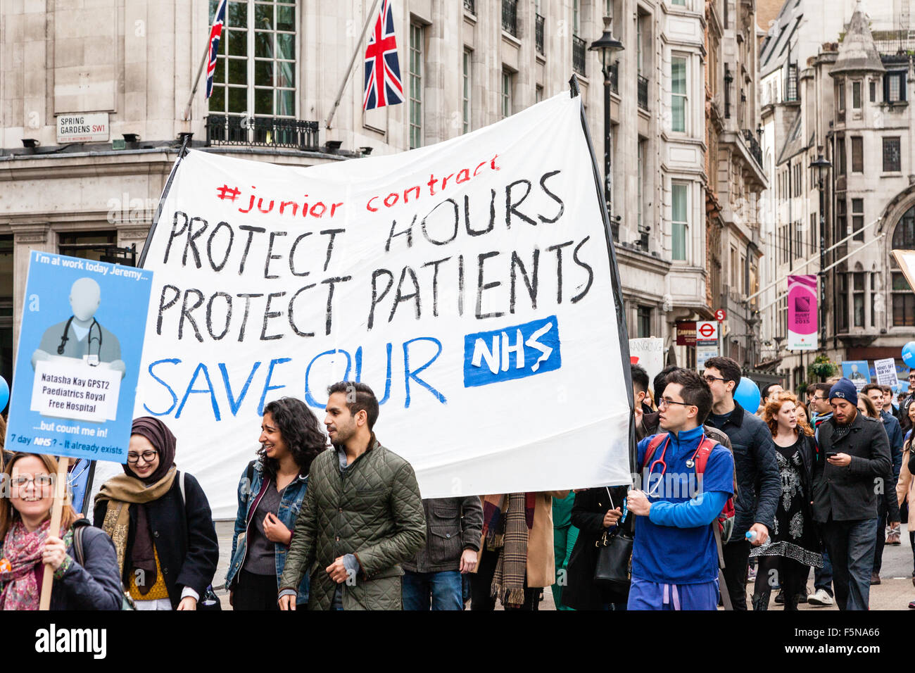 Ärzte in der Ausbildung und NHS Arbeiter demonstrieren in London gegen Änderungen in den Verträgen der Ärzte in der Ausbildung. Stockfoto
