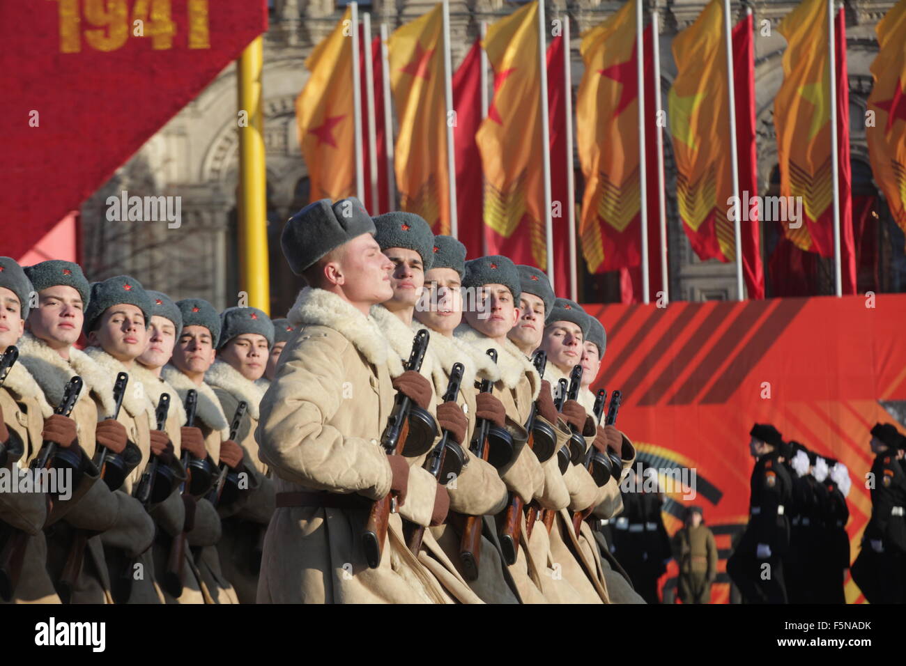 Moskau, Russland. 7. November 2015. Militärische Kader tragen sowjetische uniform marschiert auf dem Roten Platz in Moskau, am 7. November 2015. Die Parade jährt sich die 74. historischer Festzug in 1941 als sowjetische Soldaten über den roten Platz gegenüber der Front im zweiten Weltkrieg marschierten. Bildnachweis: Xinhua/Alamy Live-Nachrichten Stockfoto