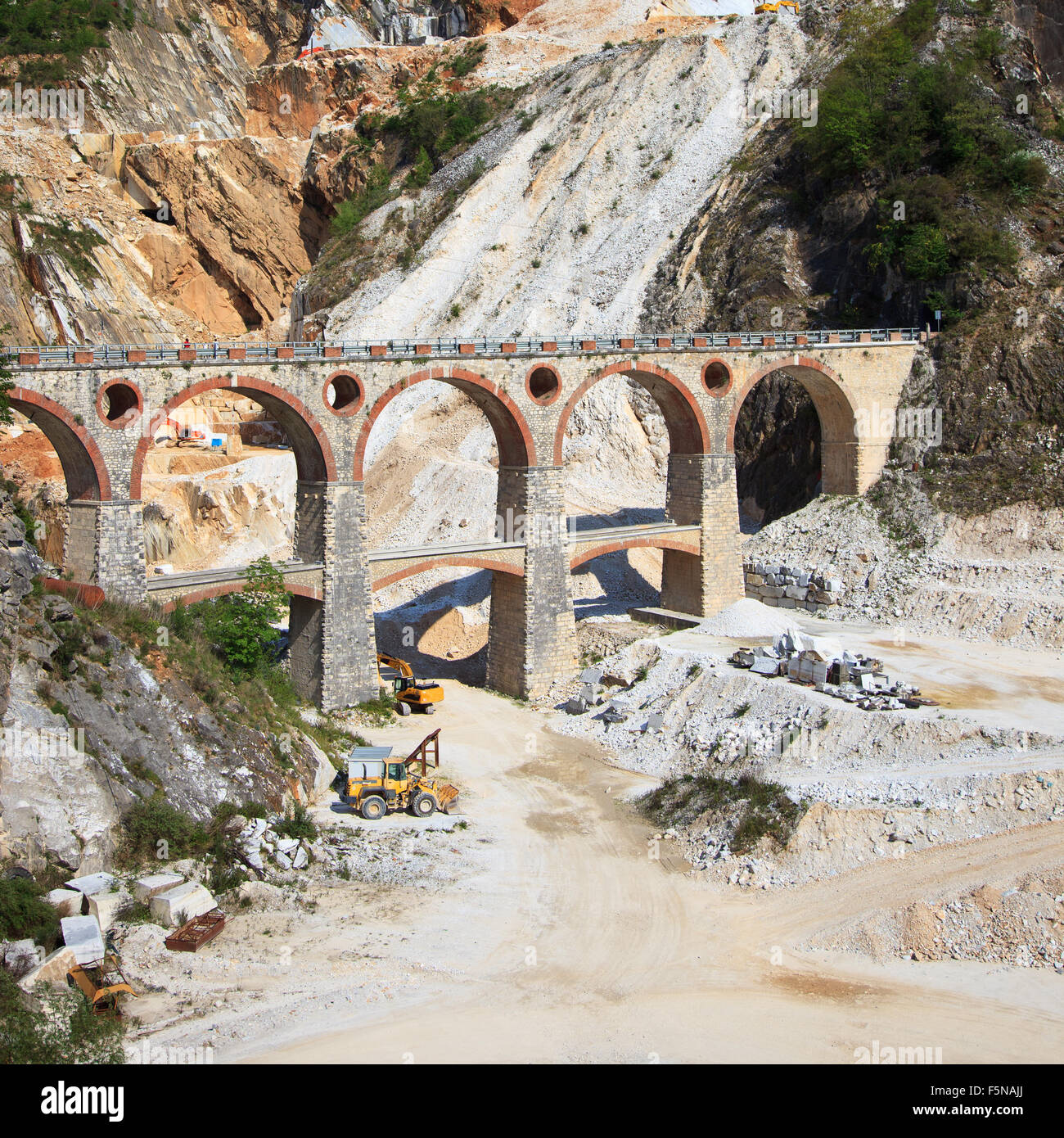 Weißer Marmor-Steinbruch alte Brücke und Bagger bei der Arbeit. Apuanischen Alpen, Carrara, Toskana, Italien, Europa Stockfoto