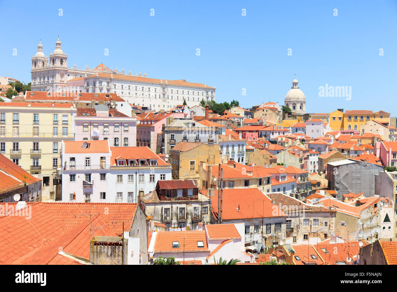 Alfama ältesten Bezirk malerische Aussicht vom Miradouro. Dächer, Kloster von São Vicente de Fora und Kirche Lissabon Portugal Stockfoto