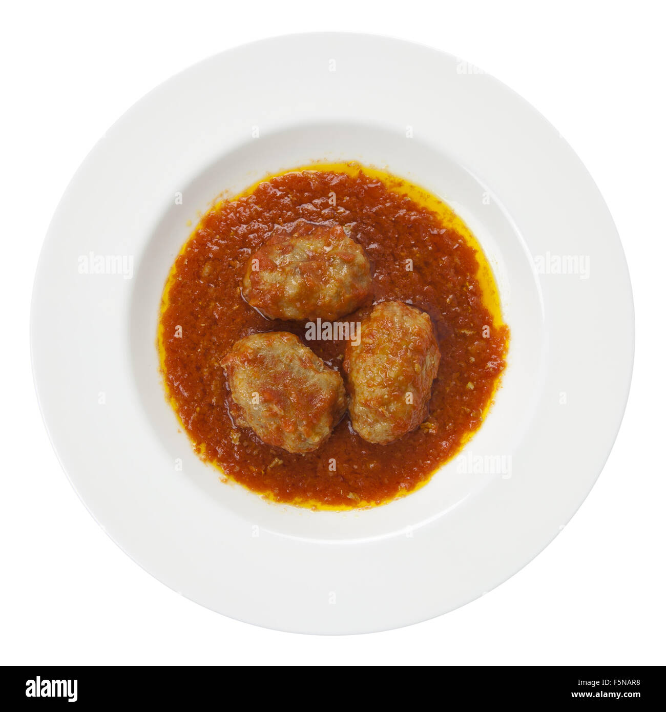 Frikadellen, bekannt als Albondigas in der spanischen Küche oder Polpette in der italienischen Küche, mit Tomatensauce, Olivenöl auf einem weißen Teller Stockfoto