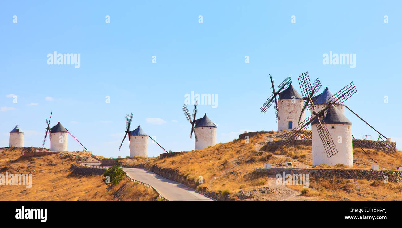 Windmühlen von Consuegra Wahrzeichen. Consuegra ist berühmt wegen seiner Cervantes Don Quixote Windmühlen. Panorama 2-1-format Stockfoto