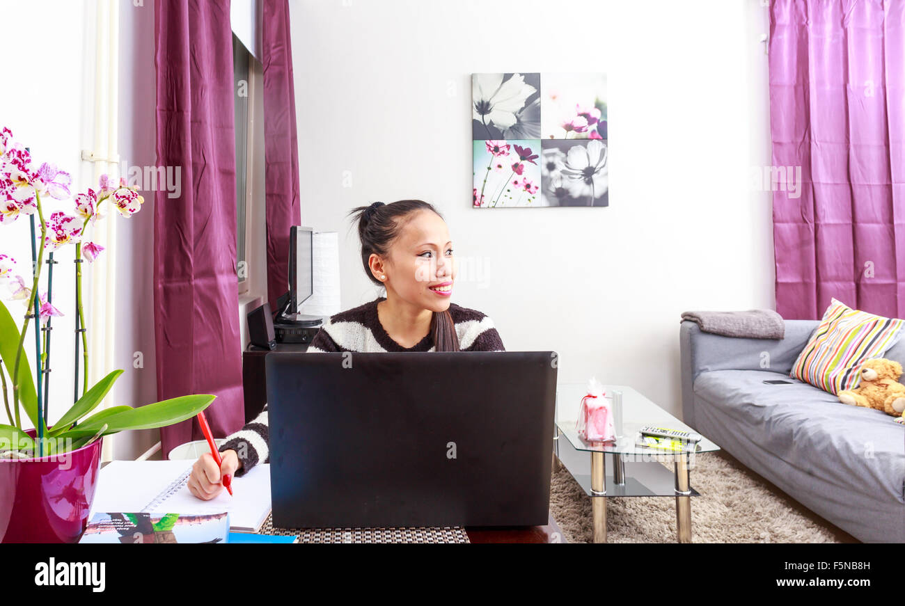 Weibliche Bewegung im Freien bei Kälte im winter Stockfoto