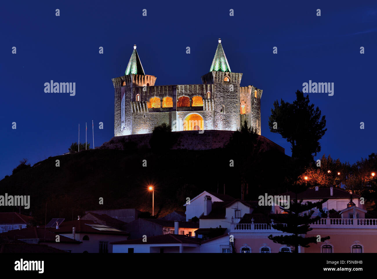 Portugal: Nächtlich beleuchtete Burg von Porto de Mós Stockfoto