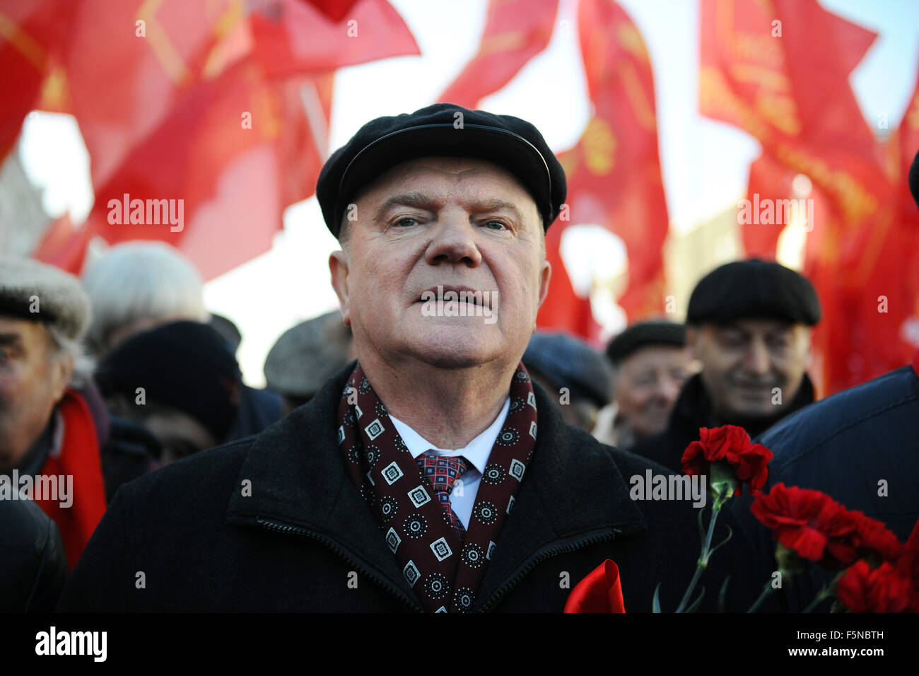 Moskau, Russland. 7. November 2015. Russische kommunistische Parteiführer Gennady Zyuganov besucht eine Kundgebung anlässlich den 98. Jahrestag der Oktoberrevolution 1917 Russland in Moskau, Zentralrussland, am 7. November 2015. Bildnachweis: Oxana Onipko/Xinhua/Alamy Live-Nachrichten Stockfoto