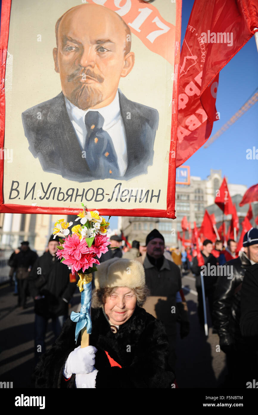 Moskau, Russland. 7. November 2015. Eine alte Frau hält ein Porträt Lenins während der Teilnahme an einer Kundgebung der russischen kommunistischen Partei Aktivisten und Unterstützer zum 98. Jahrestag der Oktoberrevolution 1917 Russland in Moskau, Zentralrussland, am 7. November 2015. Bildnachweis: Oxana Onipko/Xinhua/Alamy Live-Nachrichten Stockfoto