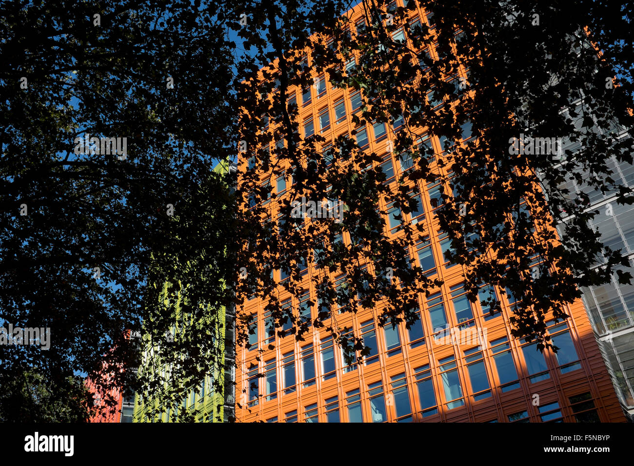 Hell farbige Bürohäuser am Central St Giles London Google seine Büros hat Stockfoto