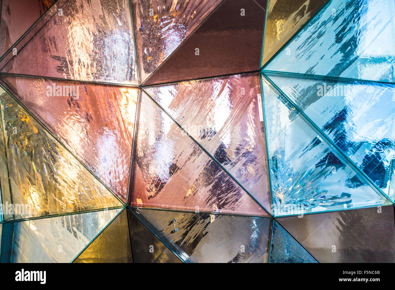 Bunten geometrischen dreieckigen metallischen Hintergrundtextur Stockfoto